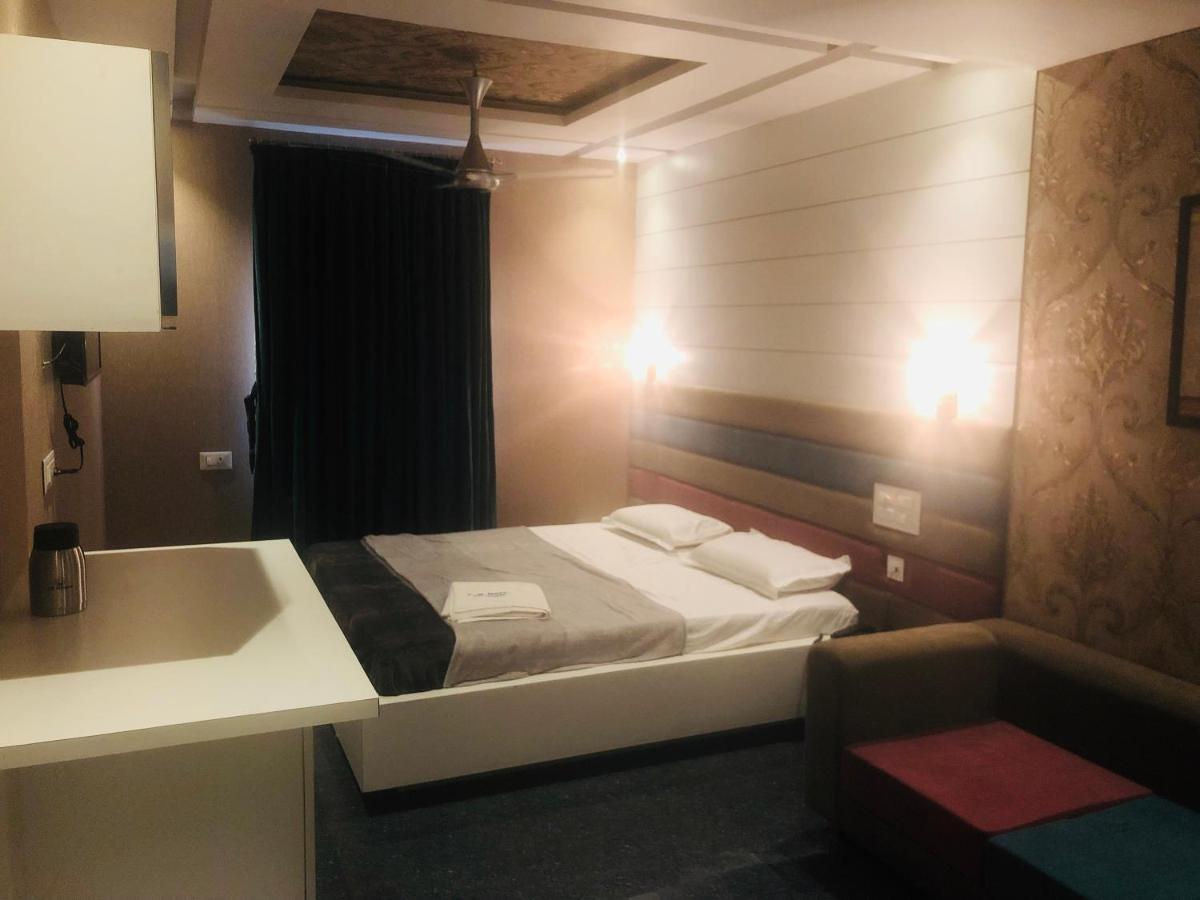 C M Hotel Dharmapuri Eksteriør bilde