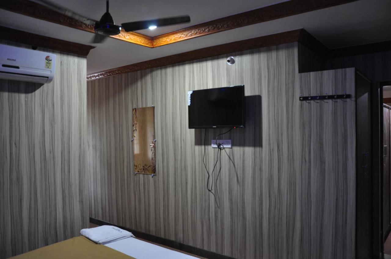C M Hotel Dharmapuri Eksteriør bilde